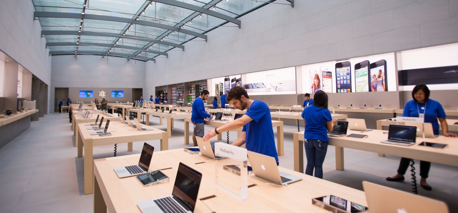 Злодій у синій футболці Apple зміг винести 19 iPhone з Apple Store